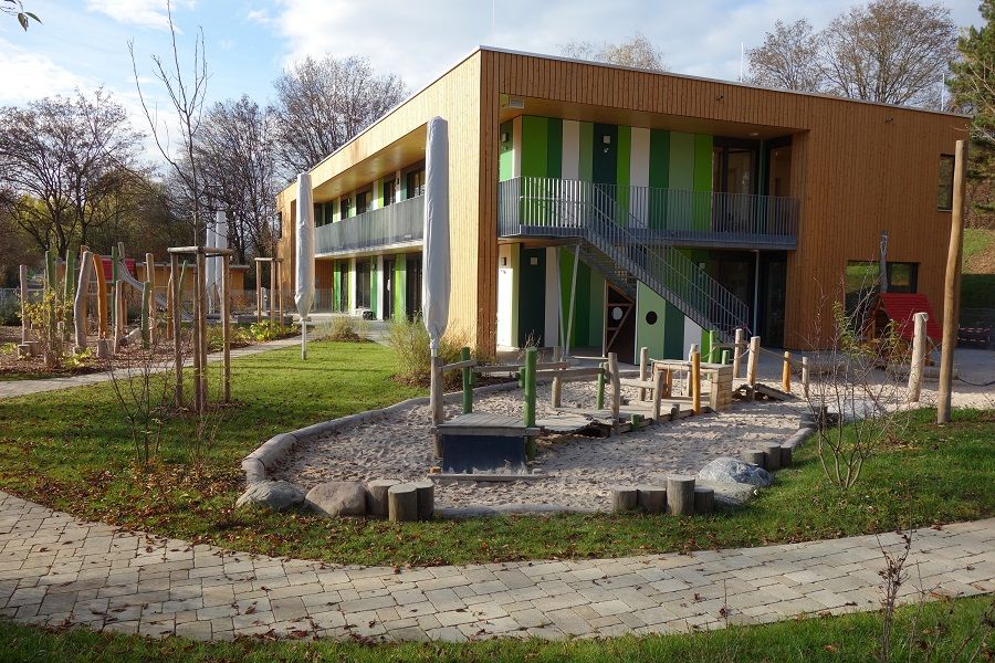 Sicht auf das Kinderhaus Aischbach vom Garten aus