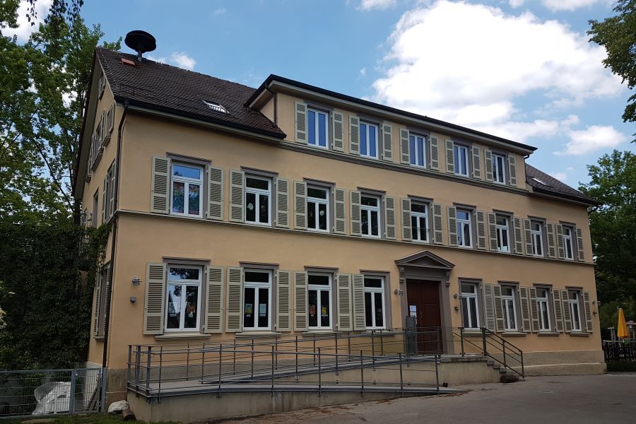 Außenansicht der gelben Fassade der Kita Kirchplatzschule