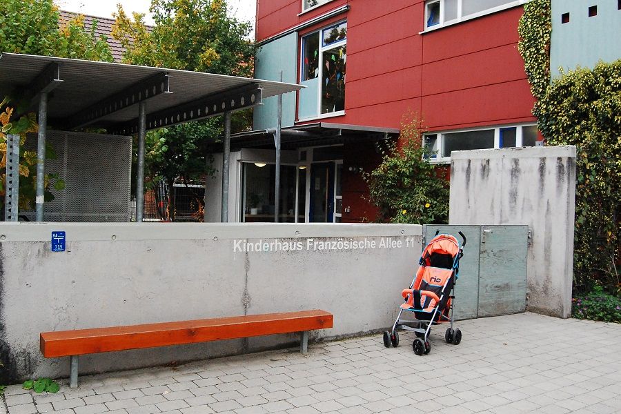 Orangener Buggy vor Eingang des Kinderhauses Französische Allee