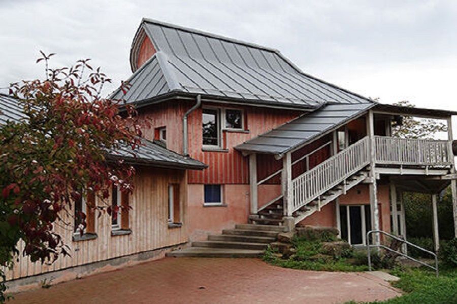 Außenansicht Kinderhaus Herrlesberg mit Treppenaufgang