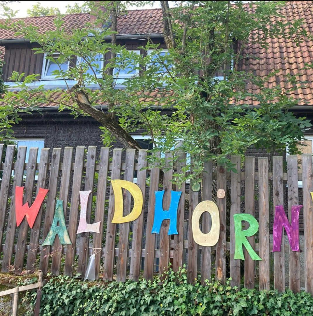 Zaun mit bunten Buchstaben: Waldhörn