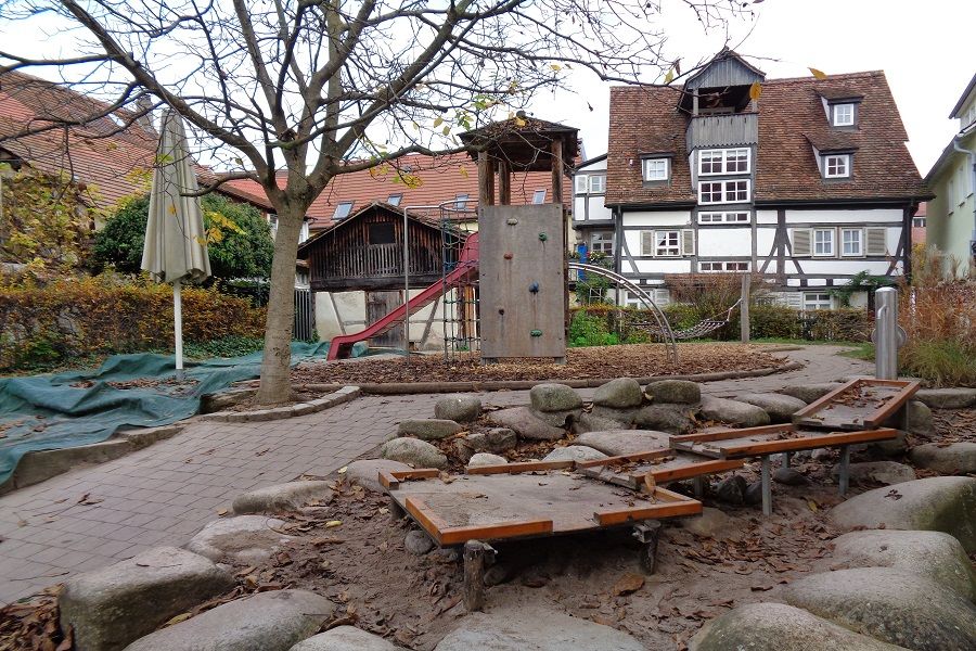 Garten mit Wasserbahn, Kletterhaus, Sandkasten und Hängematte des Kinderhauses