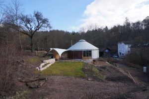 Außenansicht auf das runde Gebäude des Naturkindergarten Wurzelkinder