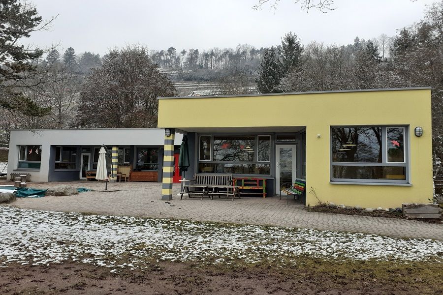 Außenansicht auf die gelbe Fassade des Kinderhauses Mönchhütte