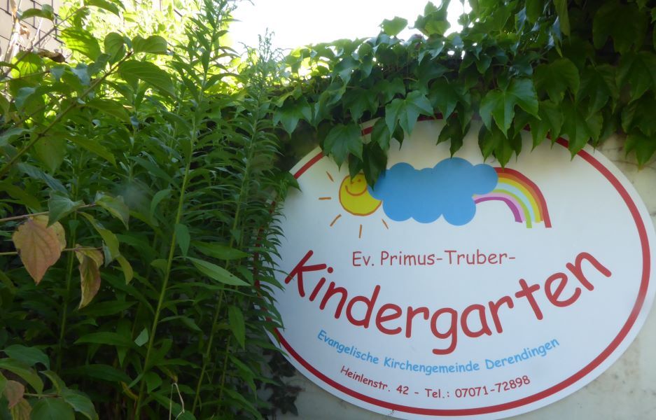 Schild am Eingang: Ev. Primus-Truber-Kindergarten