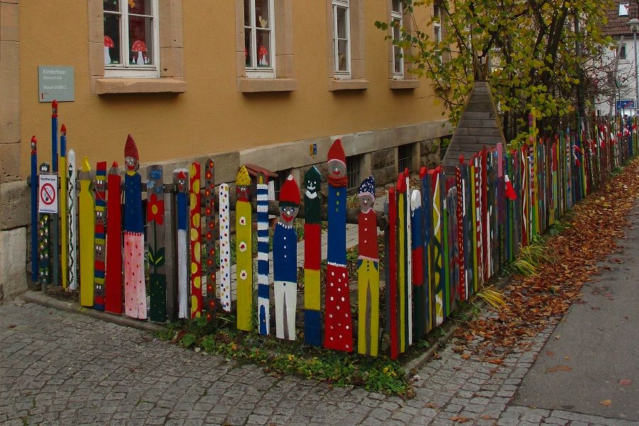 Bunter Zaun vor dem Kinderhaus Mauerstraße in Tübingen