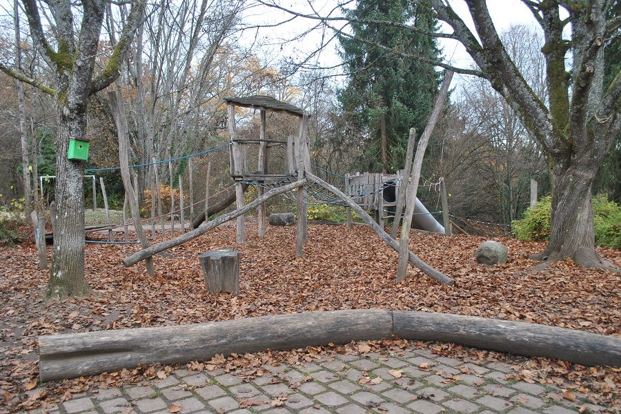 Garten mit Klettergerüst und Bäumen