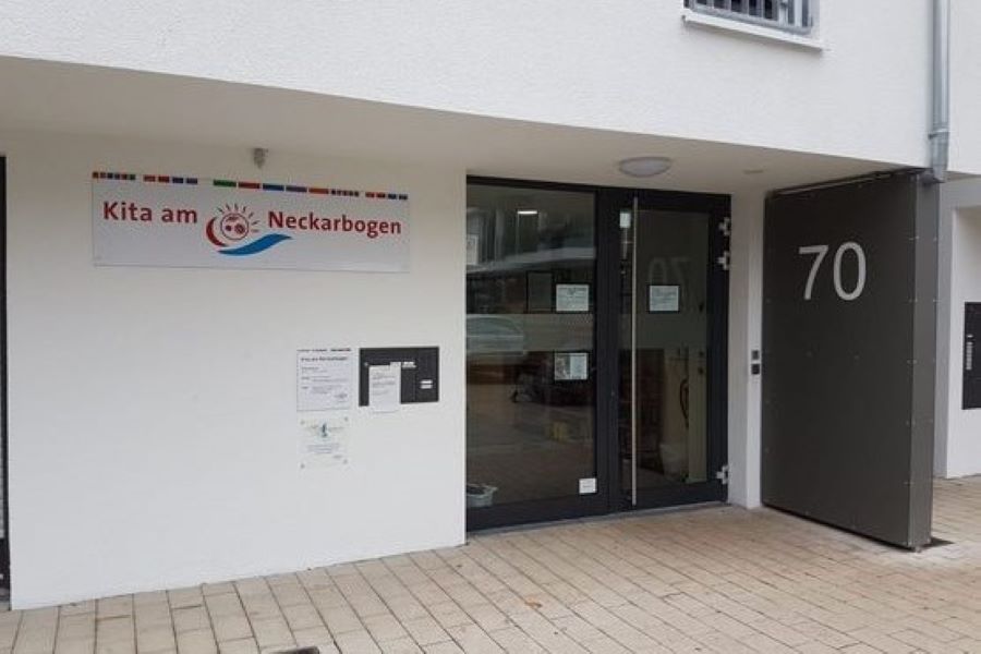 Eingang mit Schild: Kita am Neckarbogen