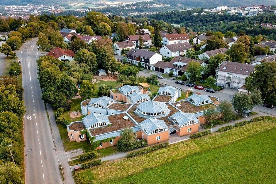 Blick von oben auf das halbsternförmige Kinderhaus Horemer