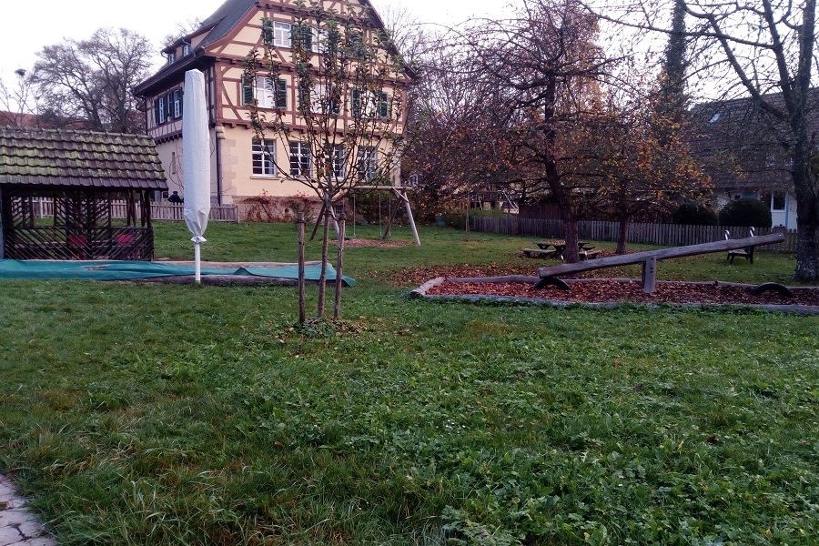 Blick aus dem Garten auf das Kinderhaus Bebenhausen